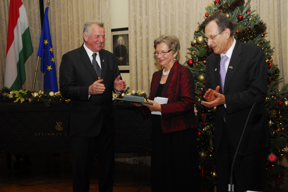 President Pál Schmitt and Ambassador György Szapáry presenting the state award to Edith K. Lauer